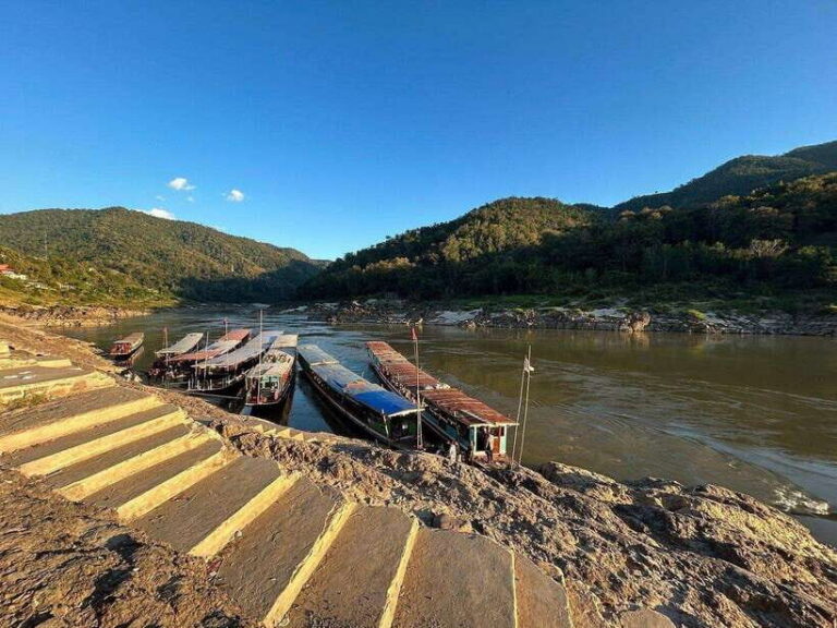 From Chiang Mai: Slow Boat to Luang Prabang 3 days/2 nights - Slow boat day one: Huay Xai to Pak Beng (about 11 hours)