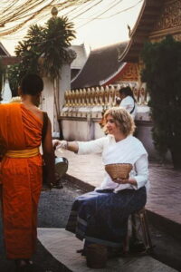 Luang Prabang: Almsgiving Ceremony Offering - Meeting around L’Elephant and finding your spot