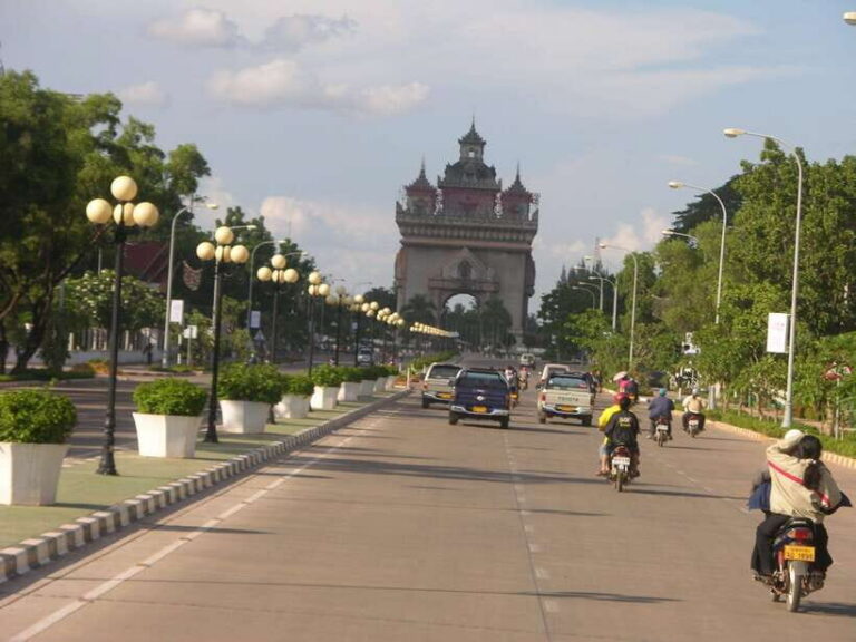 Vientiane: Private Full-day Must-See Sights & Sunset Tour - Wat Sisaket: The Cloister Wall of 6,800 Buddha Icons