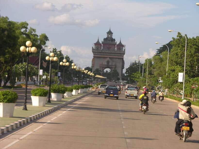 Vientiane: Private Full-day Must-See Sights & Sunset Tour - Wat Sisaket: The Cloister Wall of 6,800 Buddha Icons